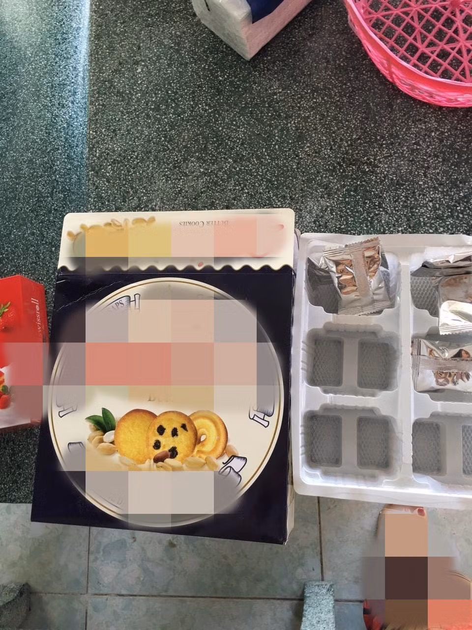 Hộp bánh khá to nhưng kết quả bên trong chỉ lèo tèo vài chiếc. Ảnh: Facebook