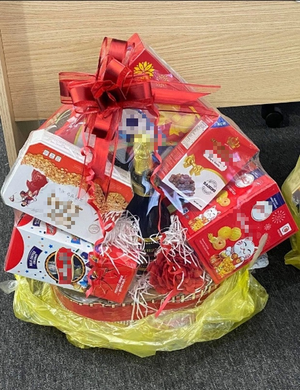 Một người tiêu dùng khác mua giỏ quà Tết cực kỳ bắt mắt với tông màu đỏ tươi với giá 500.000 đồng. Ảnh: Facebook
