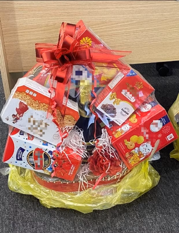 Một người tiêu dùng khác mua giỏ quà Tết cực kỳ bắt mắt với tông màu đỏ tươi với giá 500.000 đồng. Ảnh: Facebook