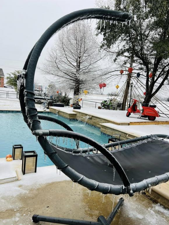 Trong khuôn viên biệt thự, Hồng Ngọc còn thiết kế thêm hồ bơi cho các con có chỗ vui chơi.