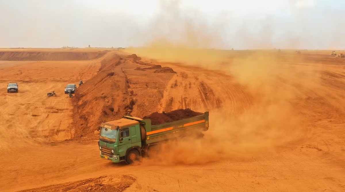 Nắng, gió, bụi là những thách thức lớn nhất đối với cán bộ, công nhân, kỹ sư trên công trường. Ảnh: Dân trí