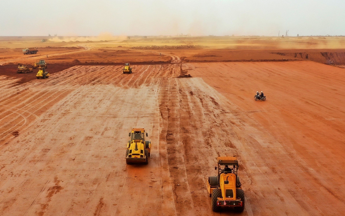 Tất cả đều làm hết công suất để đạt mục tiêu cơ bản hoàn thành gói thầu san nền thoát nước dự án sân bay Long Thành giai đoạn 1 vào cuối tháng 5/2023. Ảnh: Dân trí