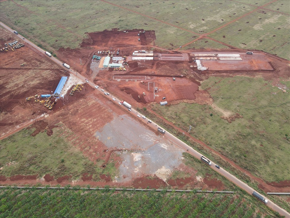 Nhà thầu huy động khoảng 1.800 đầu thiết bị, máy móc và khoảng 3.000 cán bộ, kỹ sư, công nhân thực hiện gói thầu san nền thoát nước. Ảnh: Lao động