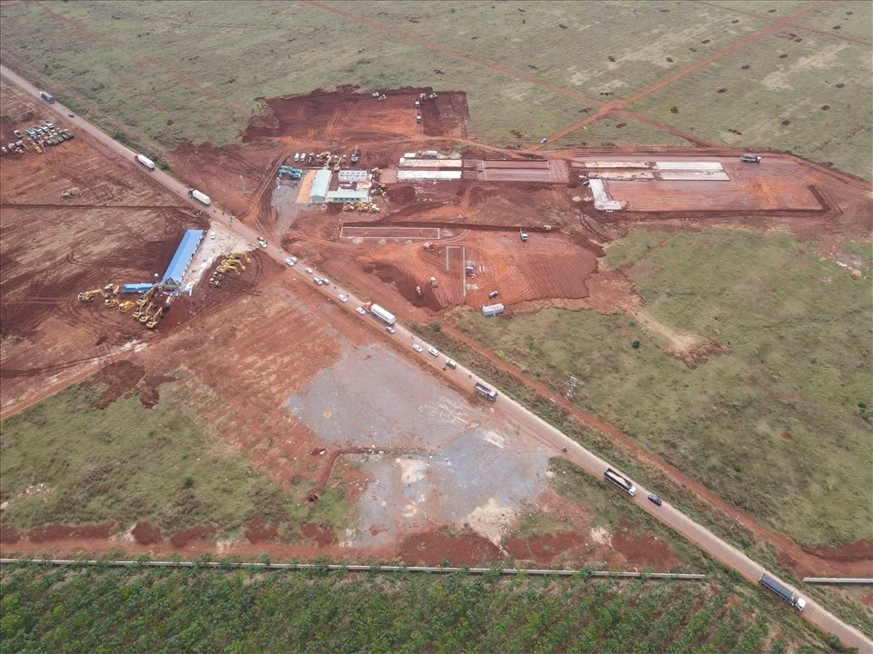 Nhà thầu huy động khoảng 1.800 đầu thiết bị, máy móc và khoảng 3.000 cán bộ, kỹ sư, công nhân thực hiện gói thầu san nền thoát nước. Ảnh: Lao động