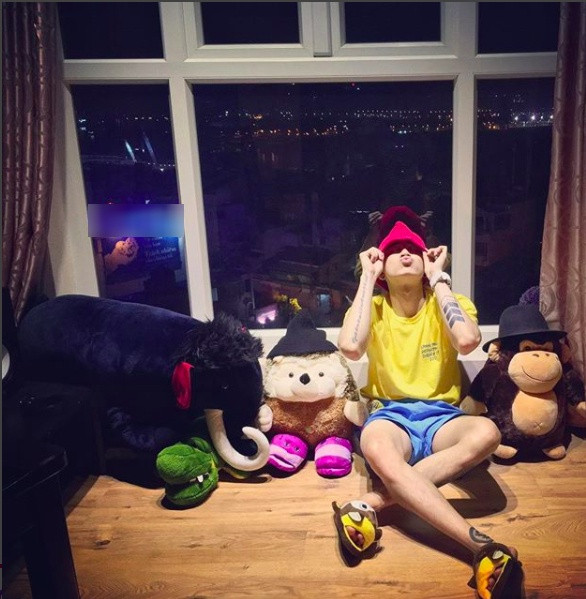 Chi Dân đang sống tại một căn hộ ở TP HCM. Nam ca sĩ từng gây sốt khi để lộ một góc trong căn hộ sang trọng của mình.