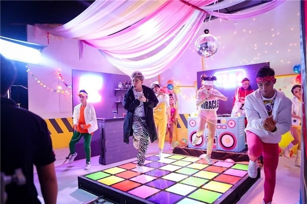 Bên cạnh đó, ở mỗi MV, Chi Dân còn đầu tư nửa tỷ đồng để tạo nên những sản phẩm chất lượng nhằm phục vụ khán giả.