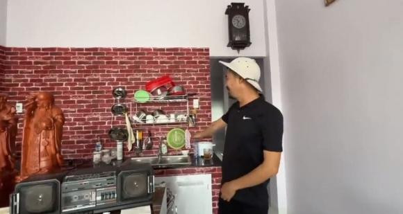 Căn bếp nhỏ xinh được thiết kế gọn gàng. Ảnh: chụp màn hình