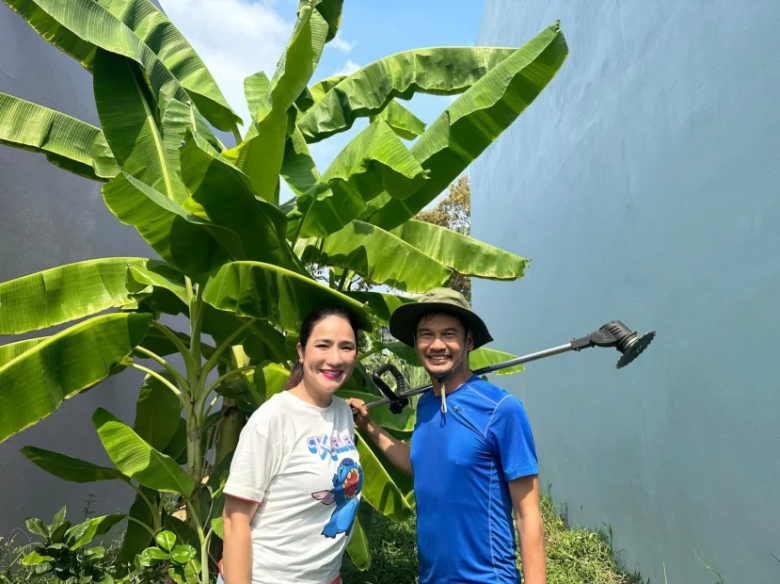 Mảnh vườn chỉ vài mét vuông được Tiết Cường tận dụng đất để trồng cây ăn quả, hoa màu và cả cây cảnh. Ảnh: chụp màn hình