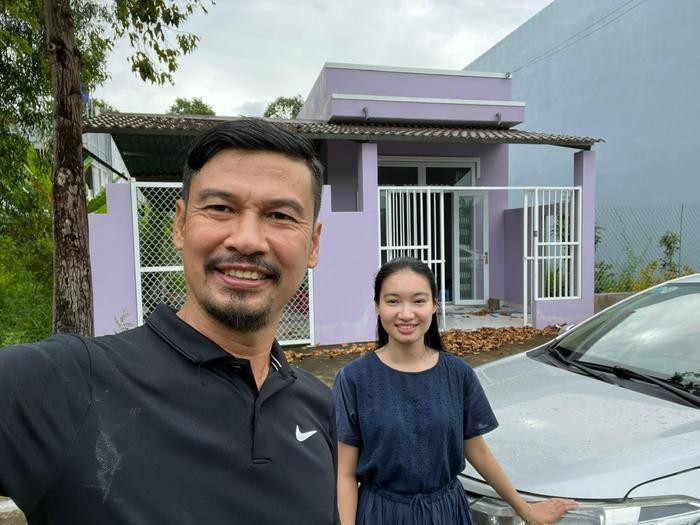 Vợ chồng Tiết Cương - Ngọc Thưởng sở hữu ngôi nhà cấp 4 hai phòng ngủ, sơn màu tím ở Long An để nghỉ ngơi dịp cuối tuần. Ảnh: Saostar