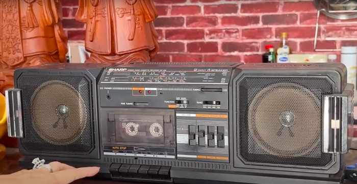 Một số kỷ vật được nam nghệ sĩ lưu giữ trong nhà. Ảnh: chụp màn hình