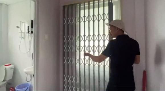 Phía sau là phòng ngủ và nhà vệ sinh rộng rãi. Ảnh: chụp màn hình