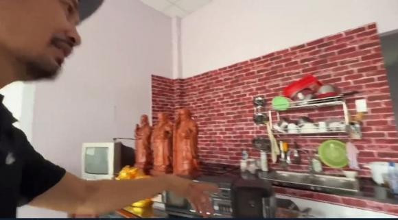 Nhiều người thiết kế bếp ở phía sau, nhưng nghệ sĩ Tiết Cương đặt ngay sau phòng khách. Ảnh: chụp màn hình