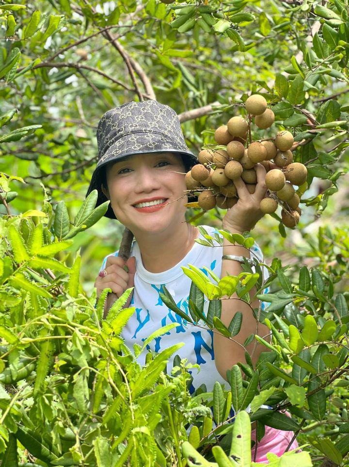 Sống ở Sài Gòn nhưng Cát Tường vẫn tranh thủ công việc về thăm bố mẹ và ghé qua khu vườn.