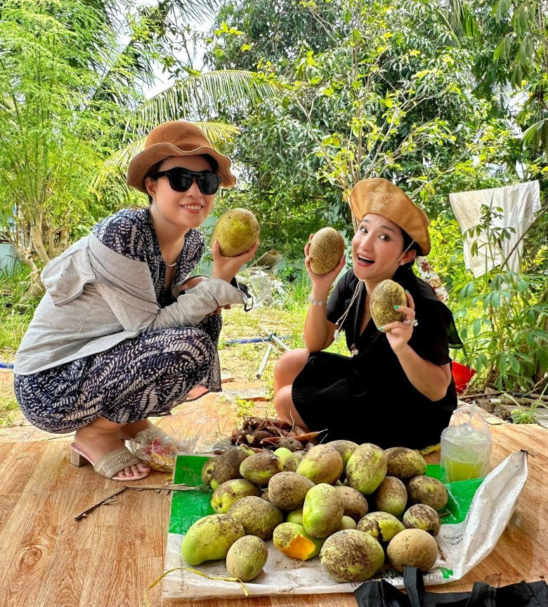 Mới đây, MC Cát Tường chia sẻ hình ảnh và video khi dẫn bạn về thăm vườn nhà. Nữ MC cùng bạn bè và bố ruột trèo cây hái xoài, mít...