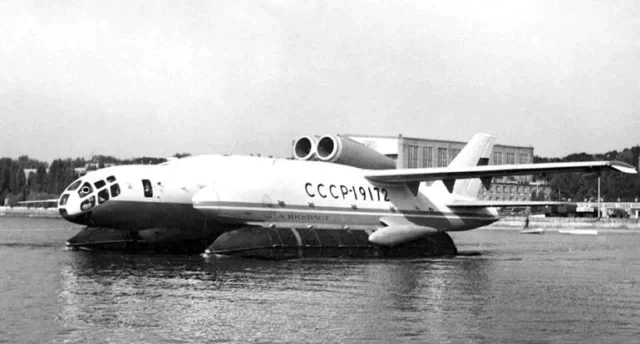 Bartini Beriev VVA 14 là chiếc máy bay kỳ lạ với sự kết hợp của các bộ phận máy bay, tàu ngầm và hàng hải. Chiếc máy bay của Liên Xô có khả năng cất cánh từ đất liền hoặc dưới nước. Ảnh: Pilotmall