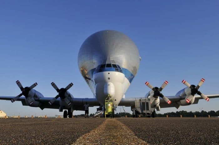 The Super Guppy là dòng máy bay chở hàng lớn với thân to và rộng. Máy bay có khuôn mặt người ngoài hành tinh vẫn đang hoạt động cho đến ngày nay và được sử dụng chủ yếu để vận chuyển các bộ phận chở hàng quá khổ. Ảnh: Aerocorner