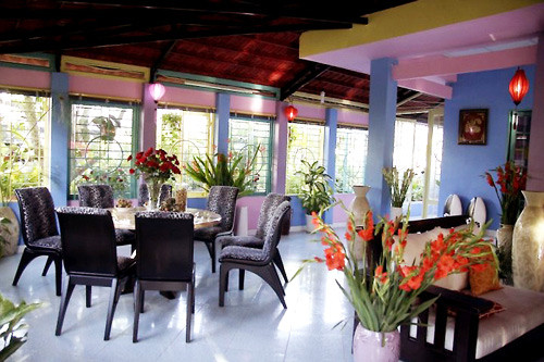 Bên trong được trang trí như kiểu nhà nhiệt đới truyền thống. Ảnh: Người đưa tin