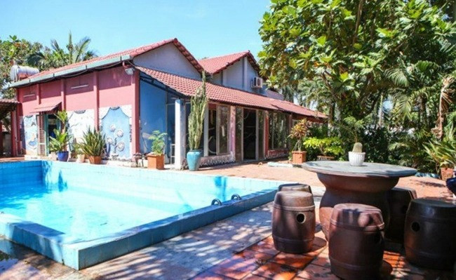 Căn biệt thự sân vườn được nam ca sĩ đã mua từ hồi năm 2002. Đến năm 2004, Phi Hùng mới xây dựng và hoàn thiện. Ảnh: Thethaovanhoa