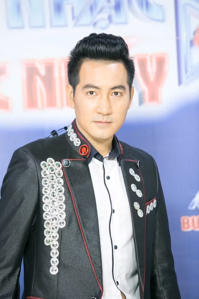 Giữa dòng chày sôi động của làng giải trí, Phi Hùng giữ nhịp sống nhẹ nhàng, đơn giản khiến không ít khán giả lầm tưởng anh đã... giải nghệ. Ảnh: Dân trí