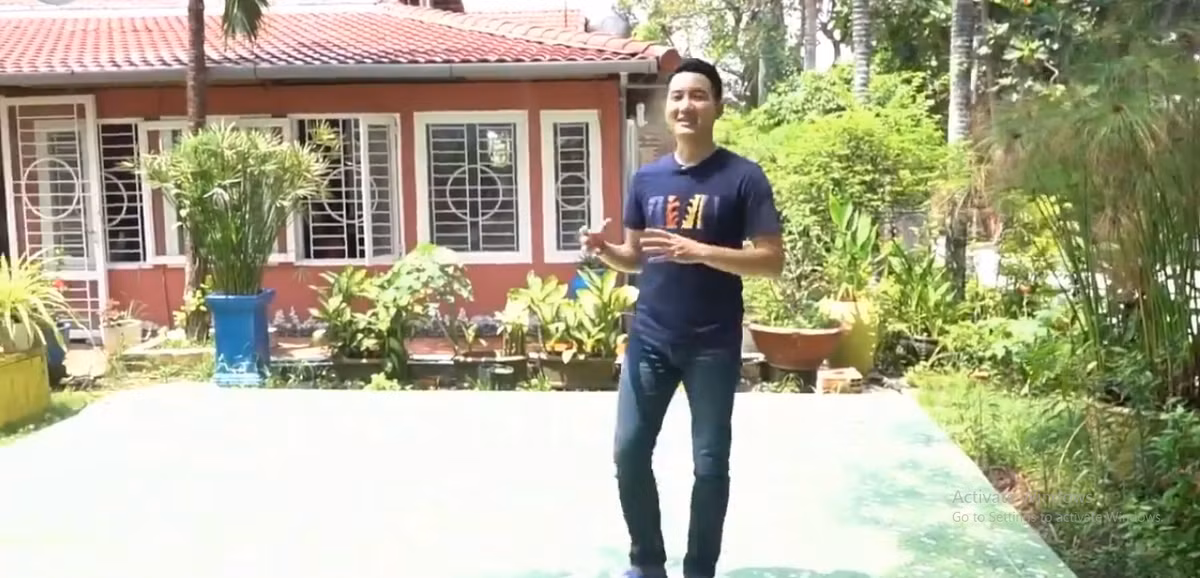 Ngoài ca hát, đóng phim, Phi Hùng còn thành lập công ty, kinh doanh bất động sản. Hiện, nam ca sĩ đang sống trong căn biệt thự sân vườn rộng khoảng 3.000 m2 ở Củ Chi, chỉ riêng diện tích nhà đã lên tới 1.600m2. Ảnh chụp màn hình Sadoreal