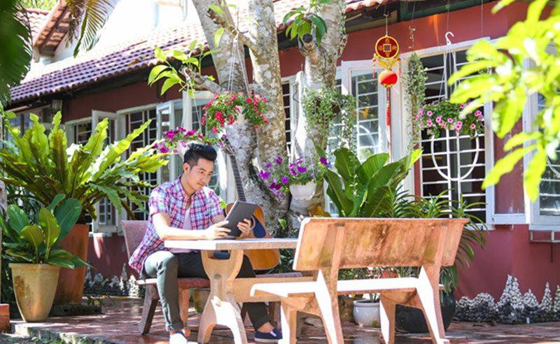 Trước nhà, nam ca sĩ cho thợ xây bể bơi lớn và đặt một bộ bàn cổ ngoài sân để hóng mát. Ảnh: Người đưa tin