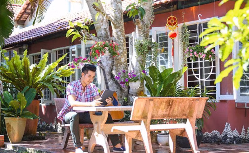 Trước nhà, nam ca sĩ cho thợ xây bể bơi lớn và đặt một bộ bàn cổ ngoài sân để hóng mát. Ảnh: Người đưa tin