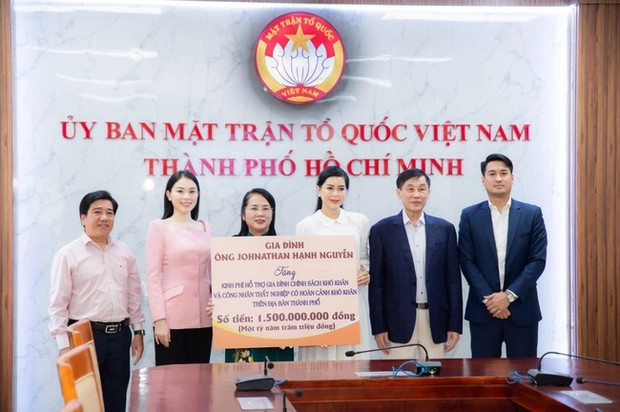 Khi đứng cạnh Linh Rin, không ít dân tình cho rằng mẹ chồng - nàng dâu đứng cạnh nhau trông giống như hai chị em. Ảnh: FBNV