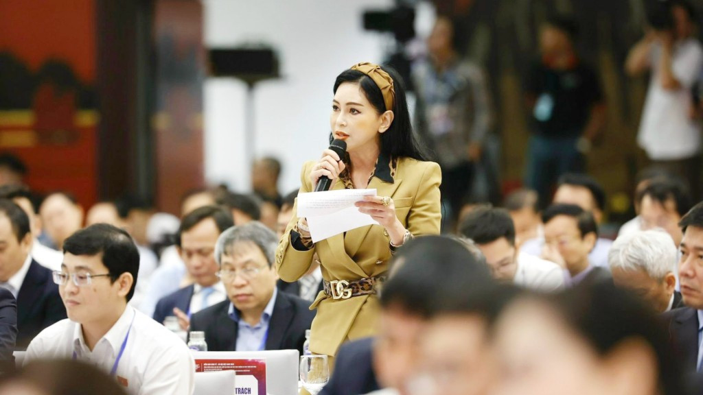 Bên cạnh nội dung phát biểu, nhiều người còn chú ý tới nhan sắc trẻ trung của phu nhân tỷ phú hàng hiệu Johnathan Hạnh Nguyễn. Ảnh: Tuoitrethudo