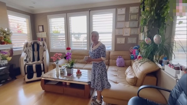 Không gian khu vực tiếp khách mang màu sữa, nâu nhạt trang nhã. Ảnh: chụp màn hình Youtube