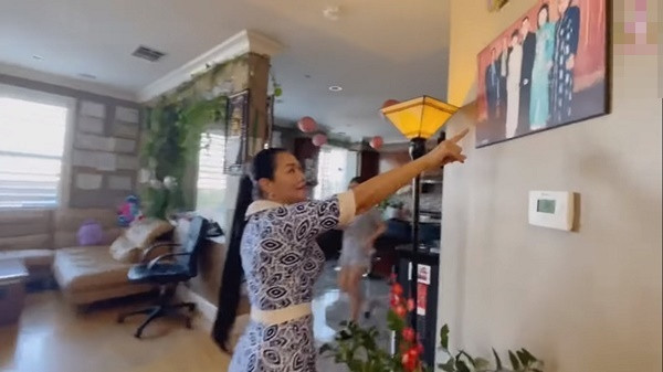 Phòng khách thông với bếp bằng vách ngăn. Ảnh: chụp màn hình Youtube