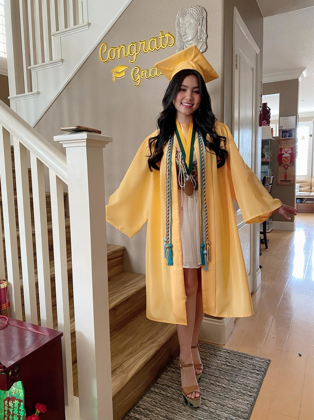 Con gái nghệ sũ Ngọc Huyền chụp ảnh bên cầu thang trắng, bậc gỗ. Ảnh: FB Nghệ sĩ Ngọc Huyền