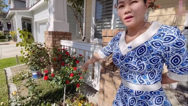 Phía trước căn biệt thự, Ngọc Huyền trồng một số loại hoa như hồng, sen đá... Ảnh: chụp màn hình Youtube