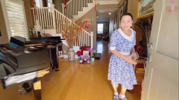 Bên trong biệt thự của NSƯT Ngọc Huyền thiết kế hiện đại với sàn lát gỗ, nhưng lại bày biện phong cách Việt Nam. Ảnh: chụp màn hình Youtube