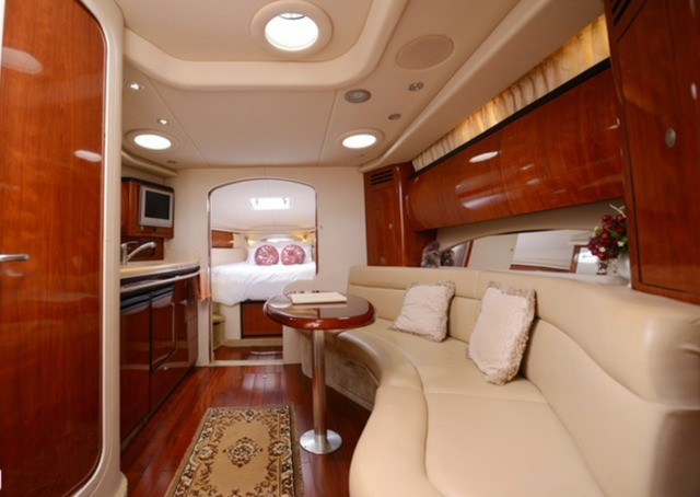 Mỗi chiếc du thuyền mới có giá lên đến hơn 800.000 USD (18,5 tỷ đồng) được mua từ Hong Kong. Sau khi về Việt Nam và đăng kiểm xong, cặp du thuyền này có giá trị lên tới vài triệu USD. Ảnh: Internet