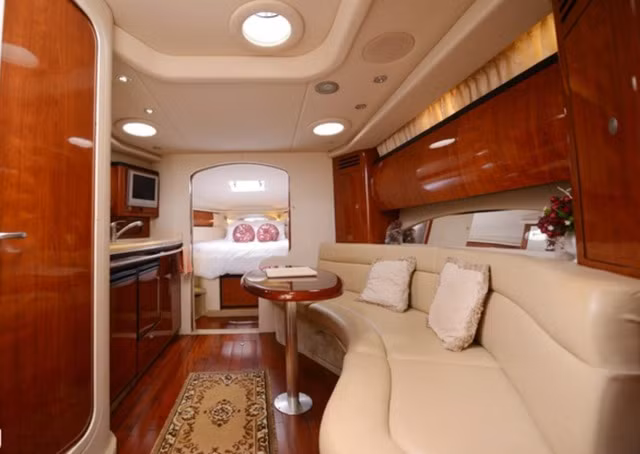 Mỗi chiếc du thuyền mới có giá lên đến hơn 800.000 USD (18,5 tỷ đồng) được mua từ Hong Kong. Sau khi về Việt Nam và đăng kiểm xong, cặp du thuyền này có giá trị lên tới vài triệu USD. Ảnh: Internet