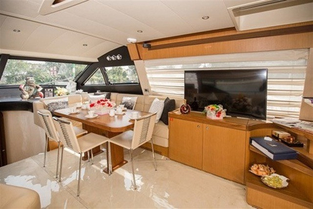 Du thuyền có tông màu trắng, trang trí nội thất sang trọng không khác khách sạn thu nhỏ, trị giá khoảng 100 tỷ đồng. Ảnh: Internet