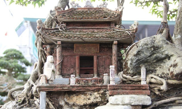 Xung quanh gốc cây được ông Khoa tự tay thiết kế các tiểu cảnh như: bến nước, sân đình, Tháp Rùa và Đền Ngọc Sơn... Ảnh: Dân trí