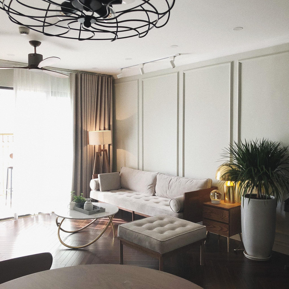 Căn nhà rộng 100 m2, được decor theo phong cách tổng hoà giữa Neo Classic (Tân cổ điển) và tropical. Ảnh: FBNV