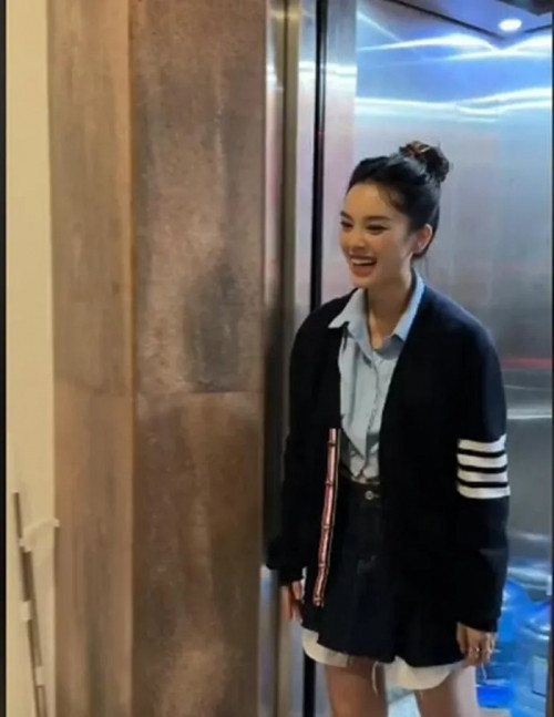 Trong nhà có lắp thêm thang máy để việc di chuyển dễ dàng. Ảnh chụp màn hình