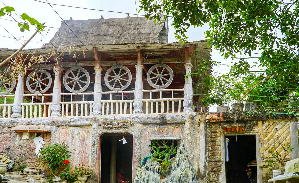 Công trình gồm hai tầng với lối kiến trúc kỳ lạ. Tầng một gồm 3 phòng ngủ, 1 phòng khách; còn tầng hai là phòng thờ với cột, kèo như kiểu nhà sàn. Ảnh: Dân trí