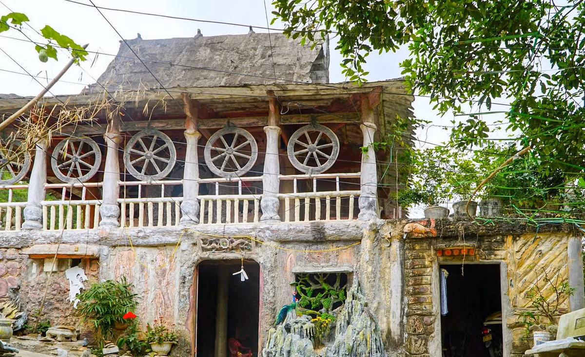 Công trình gồm hai tầng với lối kiến trúc kỳ lạ. Tầng một gồm 3 phòng ngủ, 1 phòng khách; còn tầng hai là phòng thờ với cột, kèo như kiểu nhà sàn. Ảnh: Dân trí