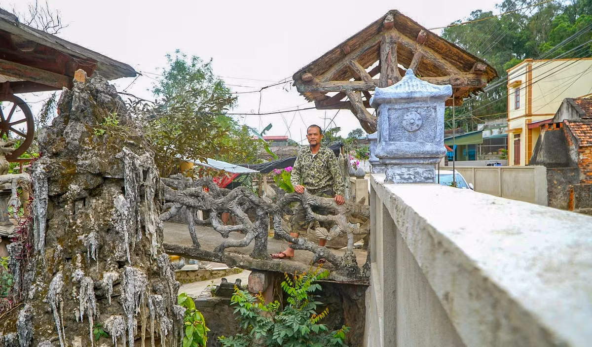 Phía trước cổng nhà là hòn non bộ, mái che và một cây cầu bê tông nối vào nhà. Ảnh: Dân trí