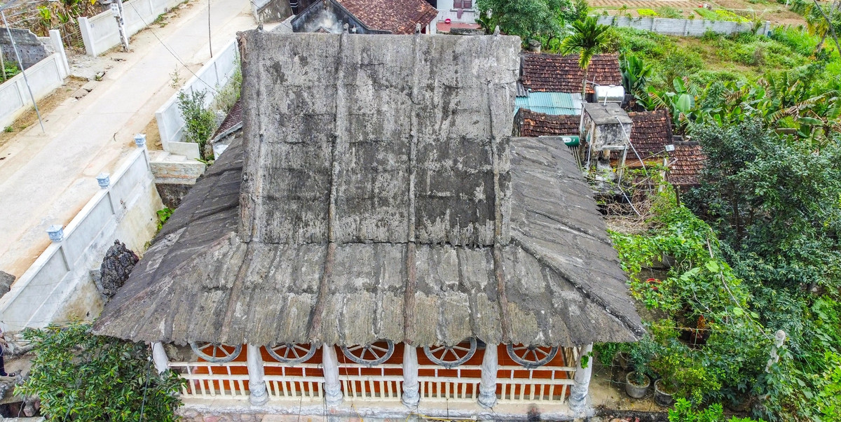 Mái nhà được đắp bằng xi măng, tốn rất nhiều thời gian để thi công. Ảnh: Dân trí