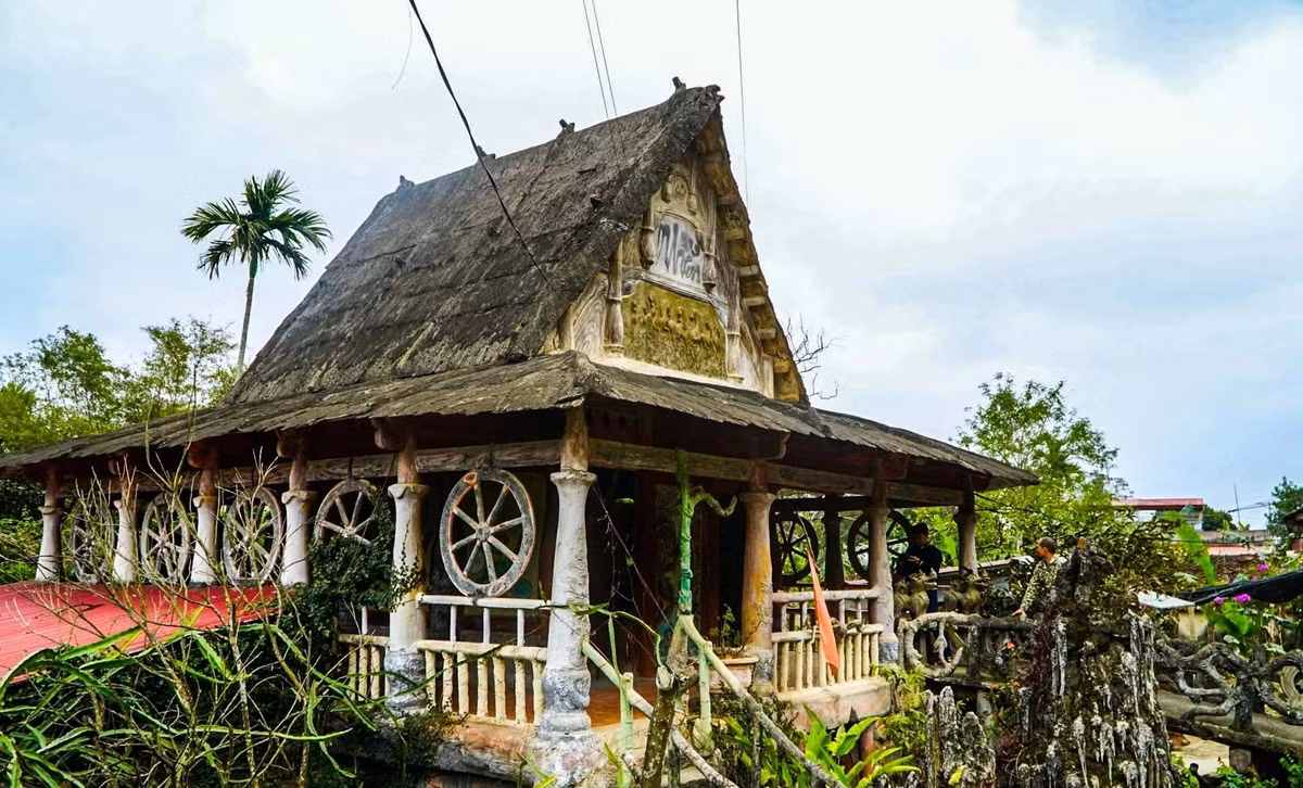 Lấy ý tưởng từ nhà hậu cung (nhà 5 lồng ngày xưa), ông Trần Quang Giang tự mình xây dựng ngôi nhà với lối kiến trúc “năm châu bốn biển” 6 mái, 2 đốc, hành lang tứ diện. Ảnh: Dân trí