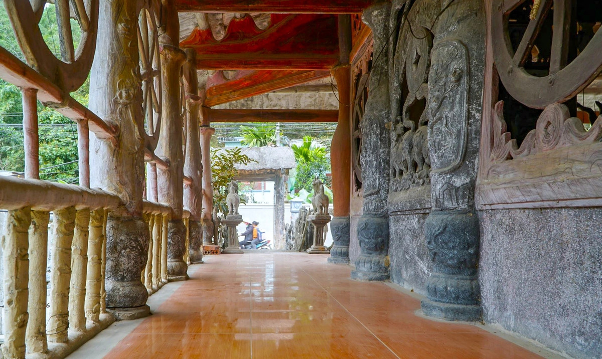 Nền nhà được lát gạch hoa. Hệ thống lan can, hàng rào với các họa tiết trang trí kì lạ. Ảnh: Dân trí