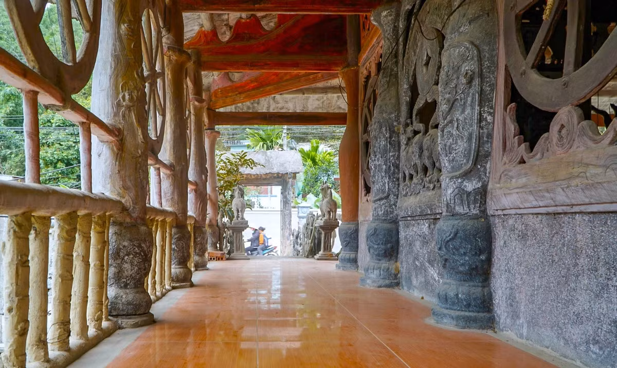 Nền nhà được lát gạch hoa. Hệ thống lan can, hàng rào với các họa tiết trang trí kì lạ. Ảnh: Dân trí