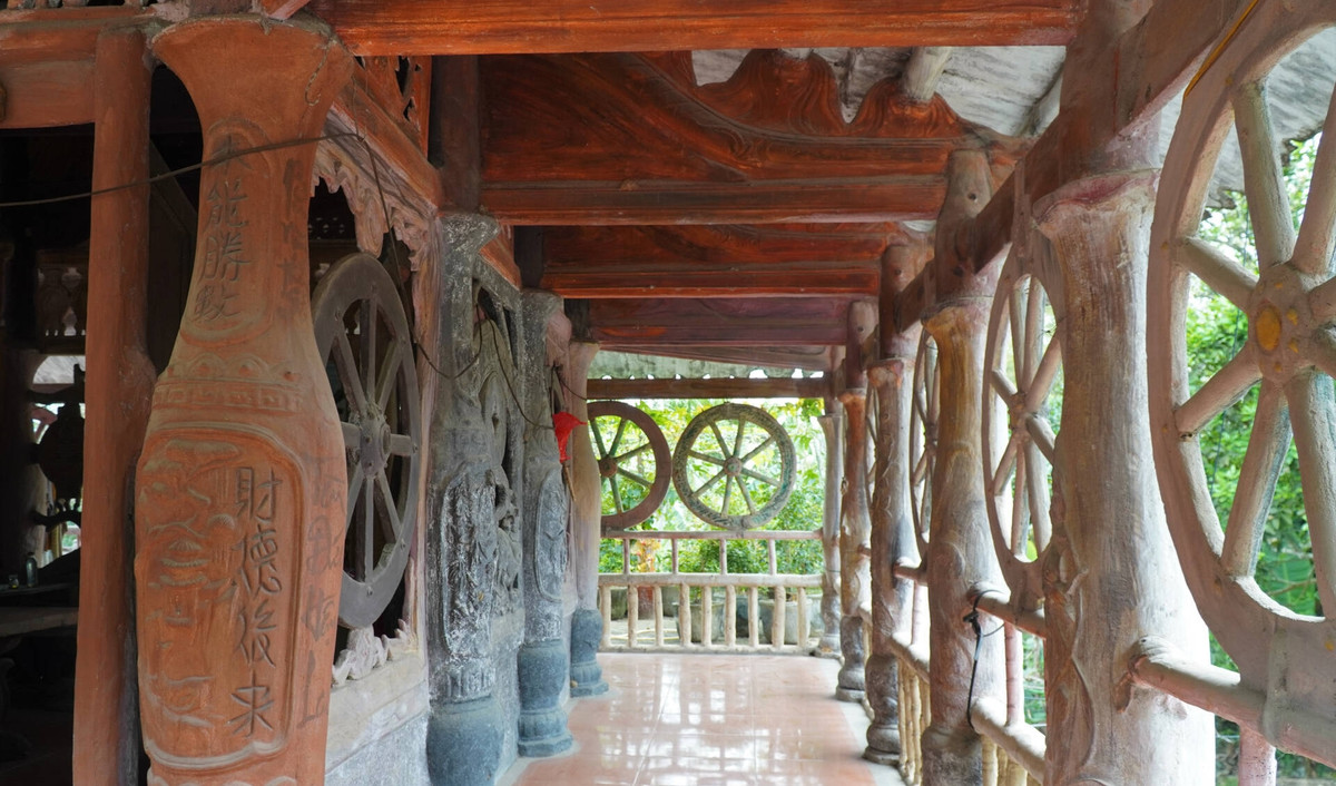 28 cột nhà được tạo thành từ những chiếc lục bình, có khắc chữ, hoa văn. Ảnh: Vietnamnet