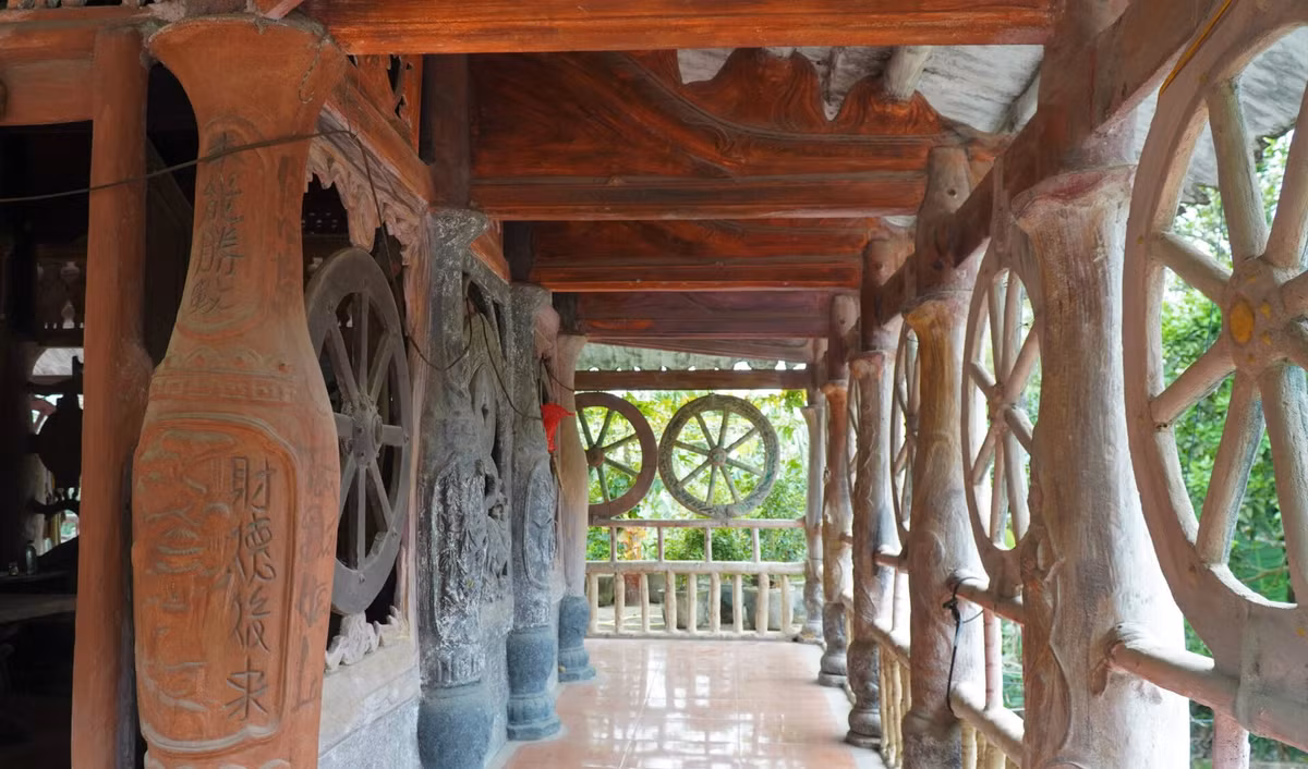 28 cột nhà được tạo thành từ những chiếc lục bình, có khắc chữ, hoa văn. Ảnh: Vietnamnet