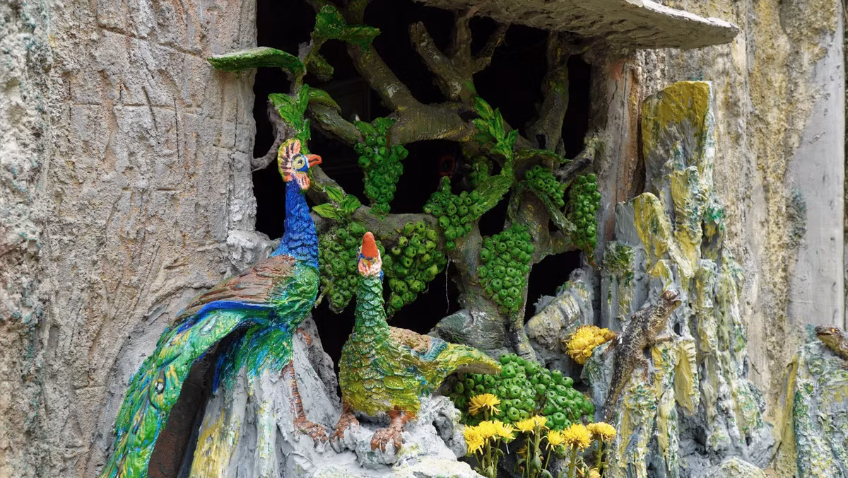 Vách tường được đắp các bức phù điêu tượng trưng cho các vùng miền Bắc, Trung, Nam. Ảnh: Vietnamnet