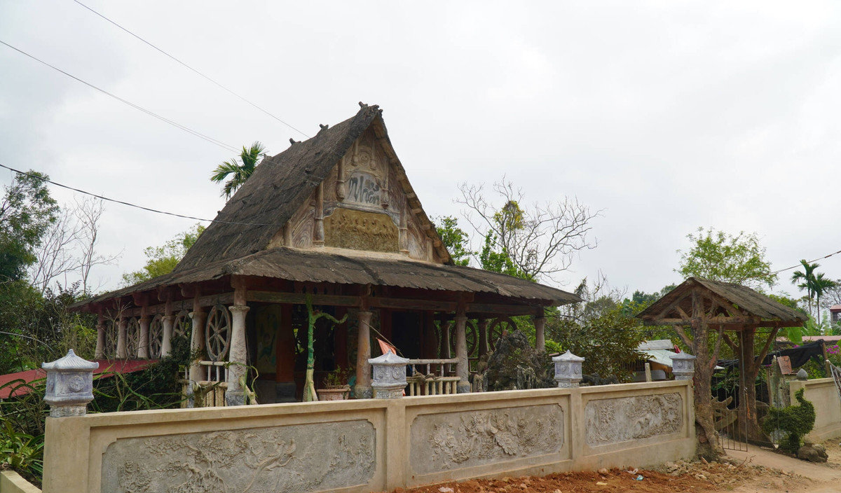 Căn nhà do ông Giang tự tay thiết kế và xây dựng. Thời gian hoàn thiện ngôi nhà kéo dài suốt 5 năm, với 1.500 ngày công. Ảnh: Vietnamnet